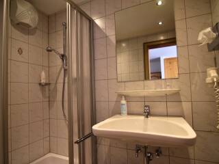 17. Catered chalet Tirolerhof Serfaus Badkamer