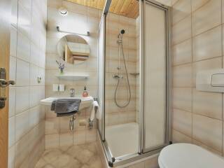 06. Catered chalet Sonnwend Fieberbrunn Badkamer double room